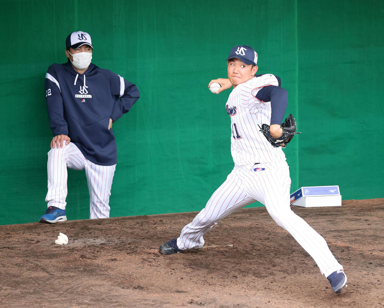高津監督の前で投球練習をするヤクルト奥川（撮影・鈴木正人）