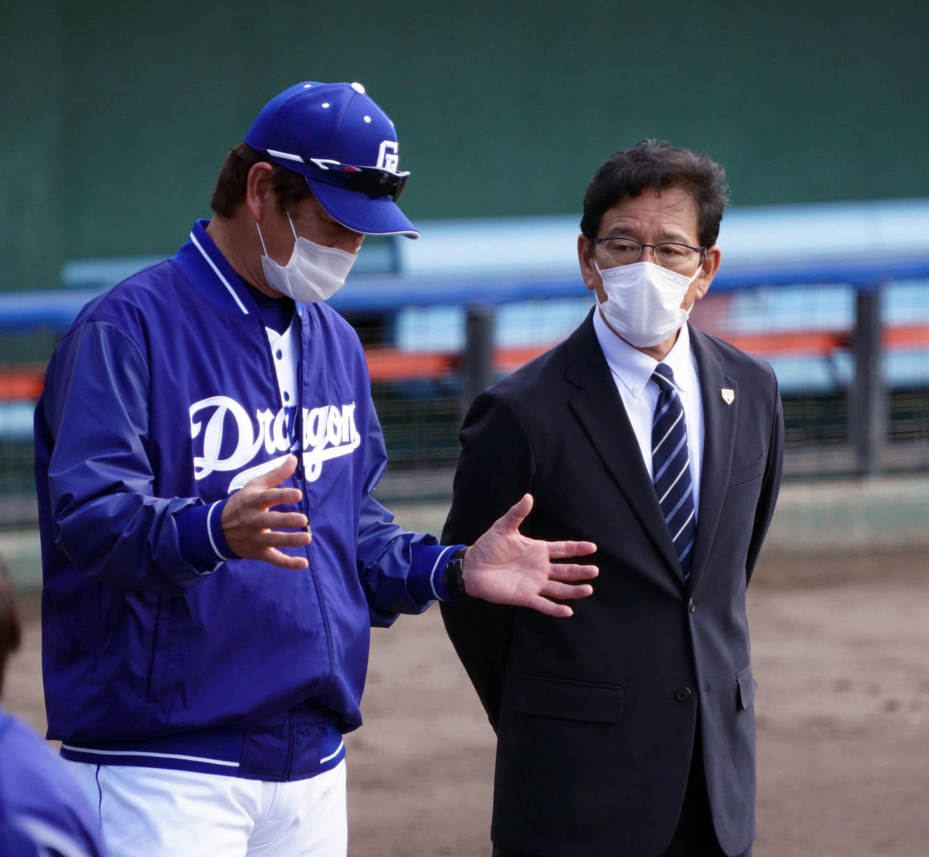 中日片岡2軍監督（左）と言葉を交わす栗山日本代表監督（右）（撮影・森本幸一）