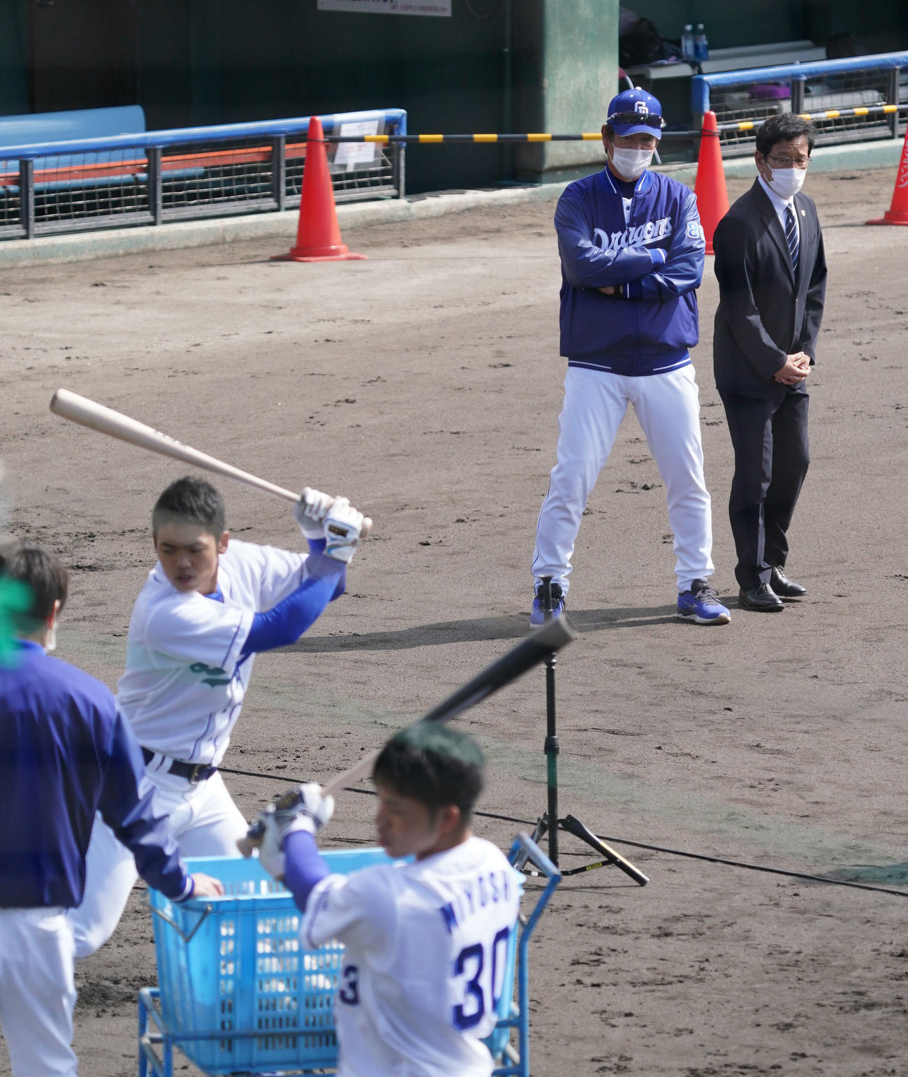 根尾、三好らの打撃練習を見つめる中日片岡2軍監督（奥・左）と栗山日本代表監督（奥・右）（撮影・森本幸一）