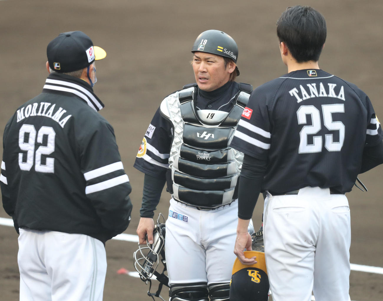 シート打撃に登板した田中正義は投げ終え、甲斐拓也と話をする、左は森山良二コーチ（撮影・梅根麻紀）