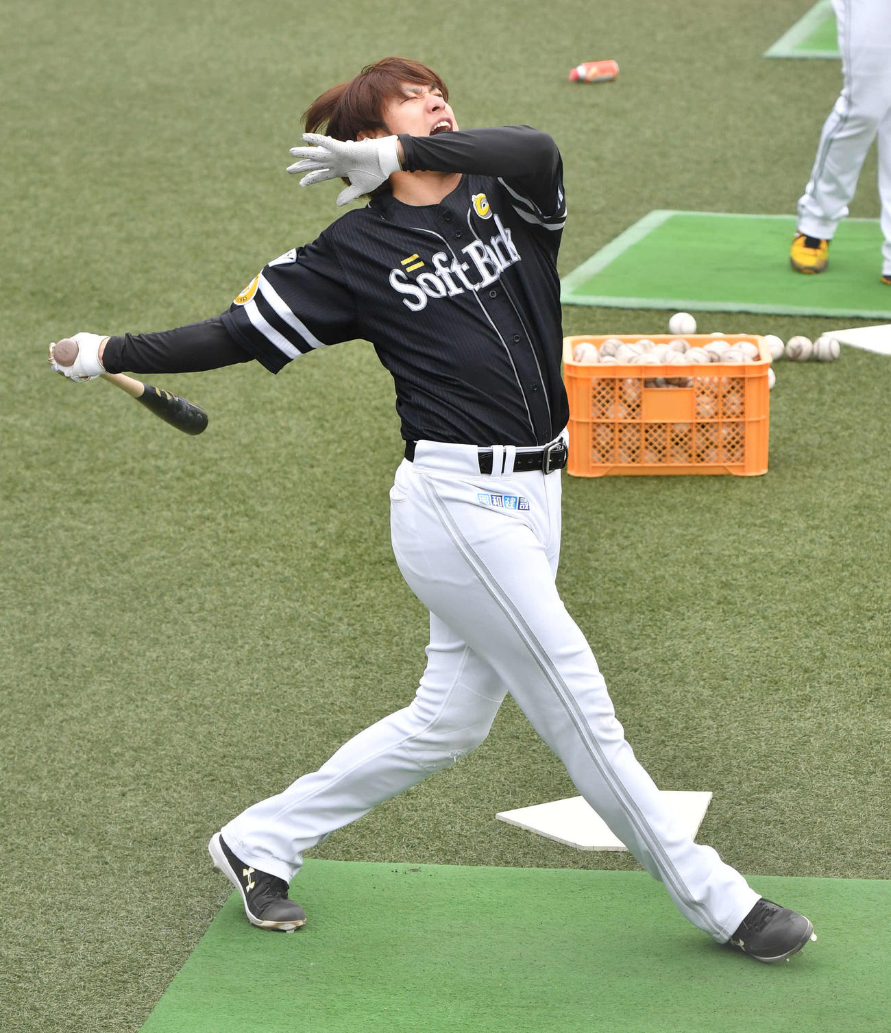 フルスイングでロングティーを行う柳田（撮影・岩下翔太）