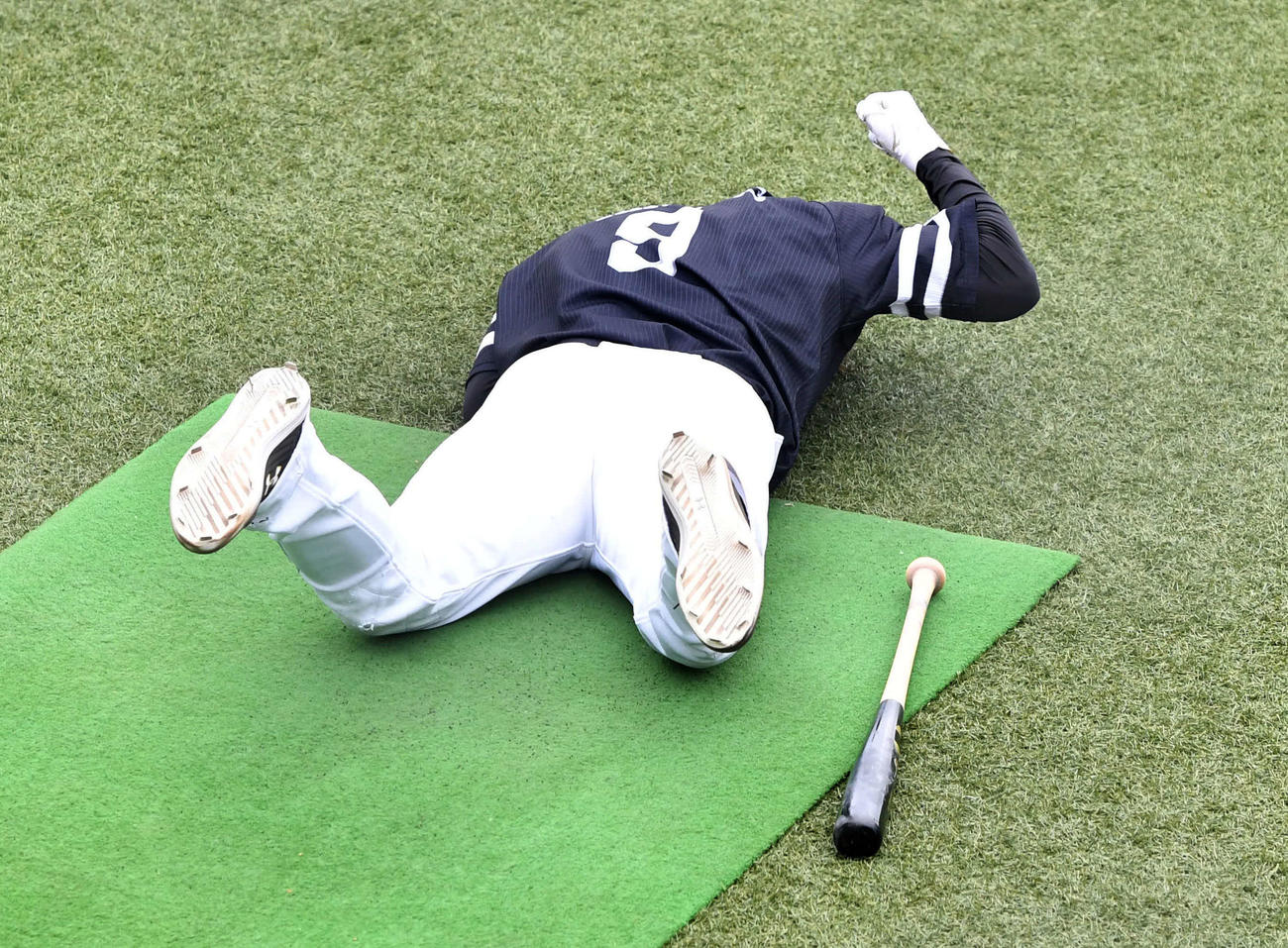 ロングティーで柵越えを狙うも届かず、悔しがる柳田（撮影・岩下翔太）