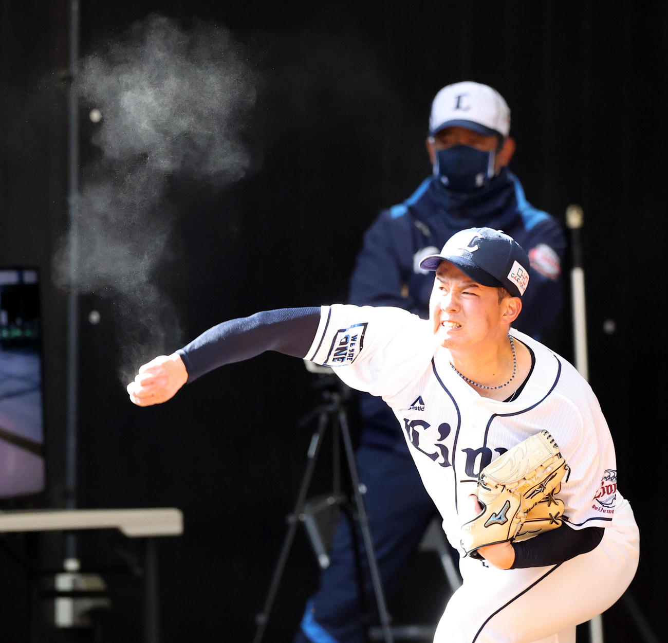 西武春季キャンプ第2クール3日目、ブルペン投球でロージンバッグの粉を舞い上がらせながらブルペン投球する渡辺勇太朗（撮影・浅見桂子）