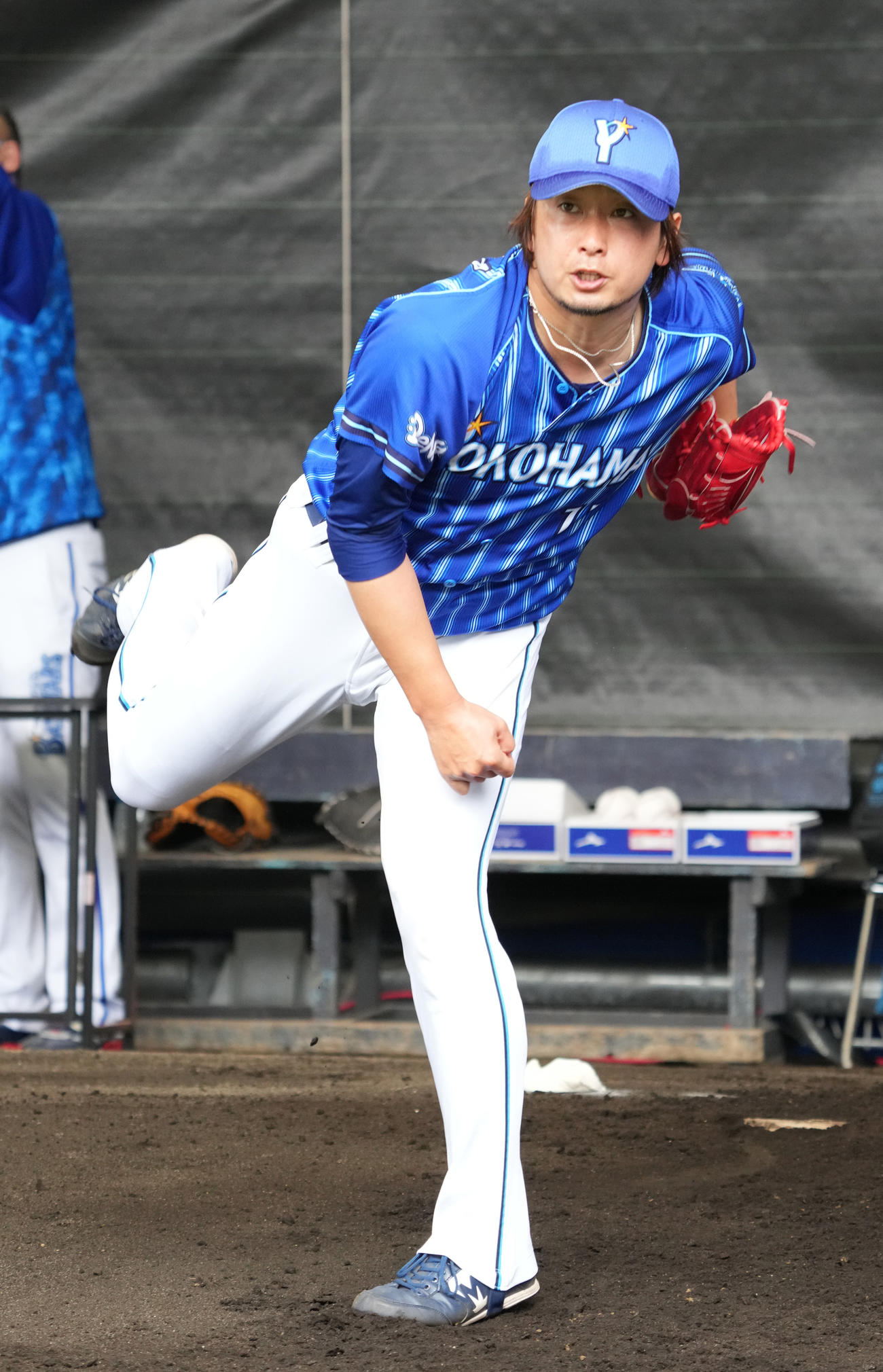 ブルペン調整するDeNA三嶋（撮影・小沢裕）