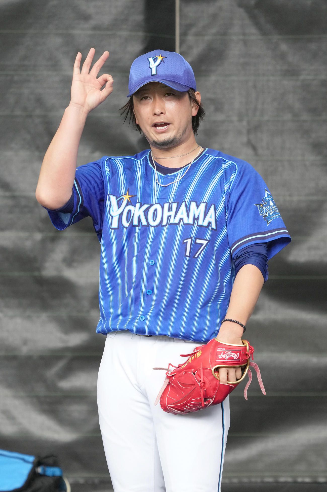 ブルペンでの投球を終え捕手に終了の合図を出す三嶋（撮影・小沢裕）