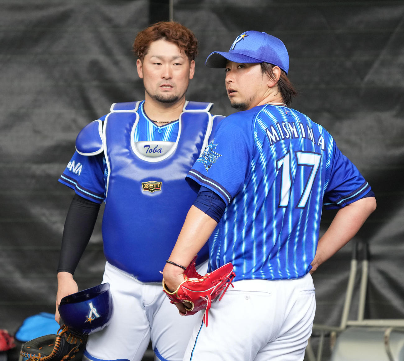 ブルペン調整を終え戸柱（左）と状態を確認するDeNA三嶋（撮影・小沢裕）