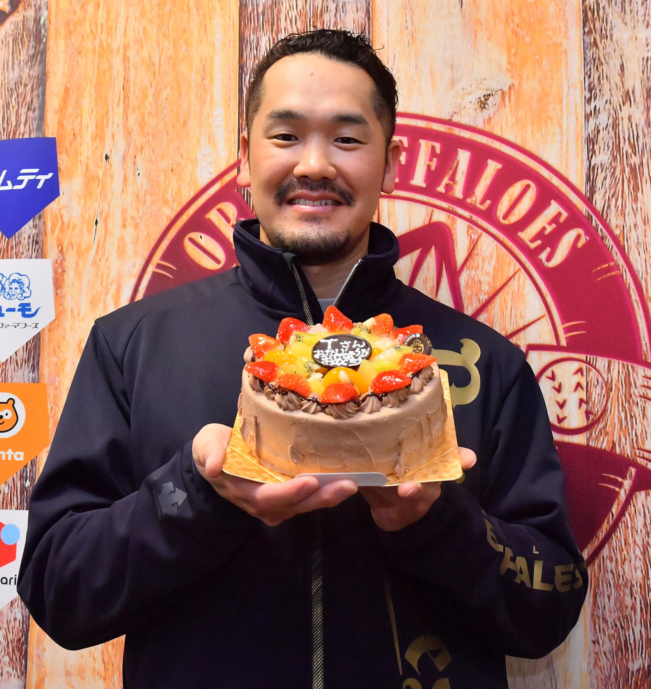 報道陣から誕生日ケーキを贈られたオリックスT－岡田