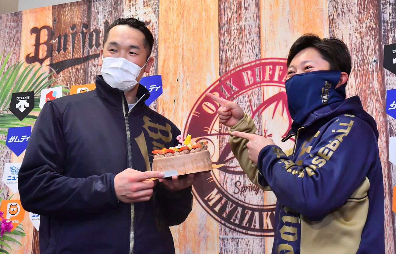 代表して西野真弘（右）から誕生日ケーキを贈られたオリックスT－岡田