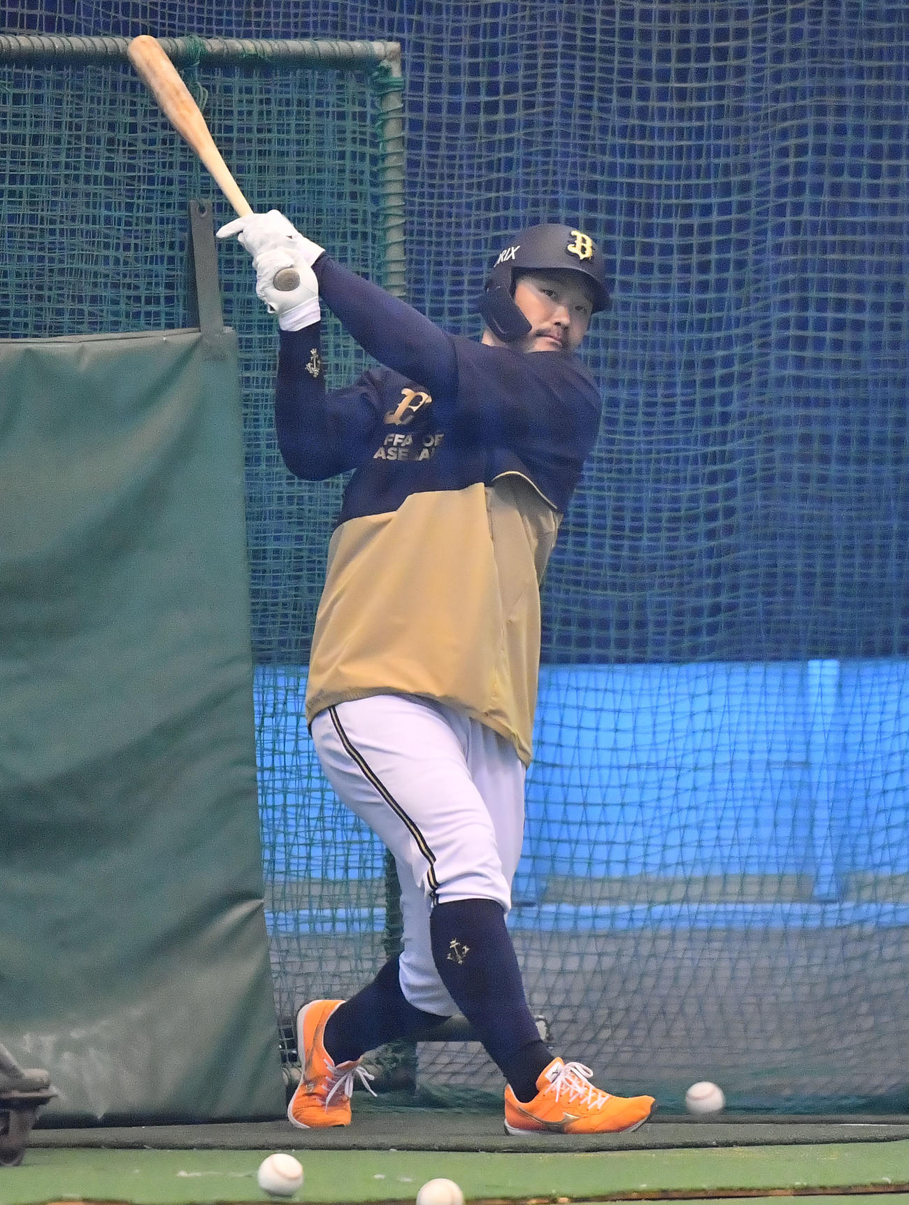 室内で打ち込むオリックスT－岡田（撮影・和賀正仁）