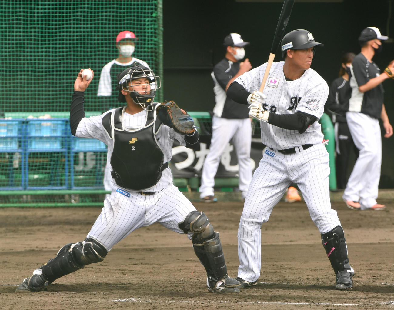 シート打撃で池田の二盗を阻止する捕手松川（左）。打者西川（撮影・柴田隆二）