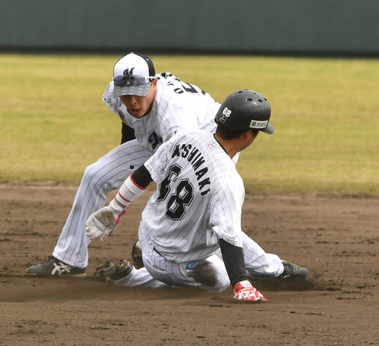 シート打撃で二盗を試みるも捕手松川の送球でアウトになる一塁走者西巻（手前）（撮影・柴田隆二）