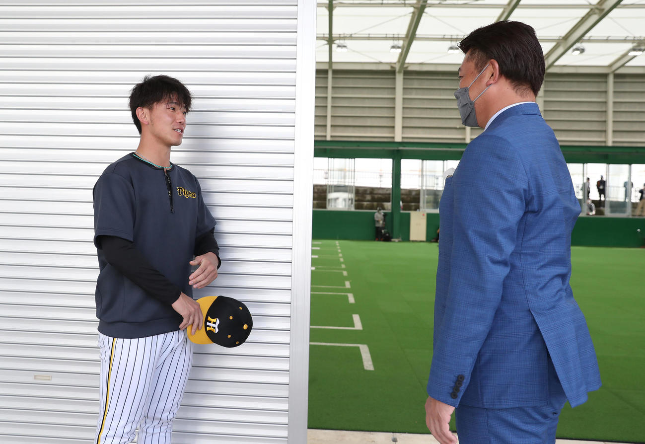 視察に訪れた松坂氏（右）にあいさつする阪神伊藤将（撮影・前田充）
