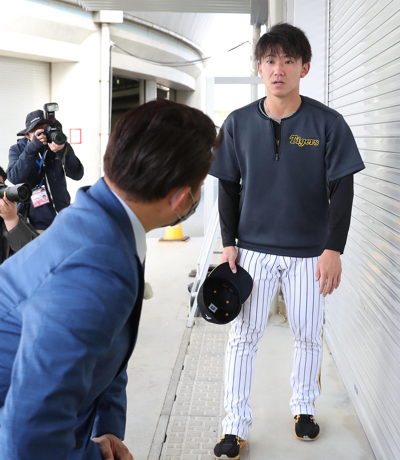 視察に訪れた松坂氏（手前）にあいさつする阪神伊藤将（撮影・前田充）