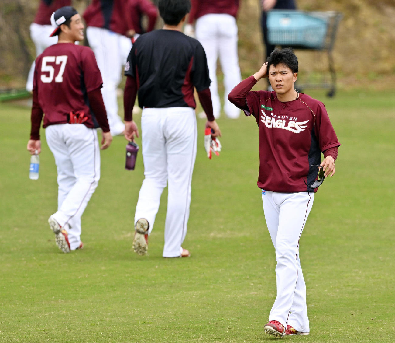 髪をかき上げる楽天早川（右）。左は滝中（撮影・滝沢徹郎）