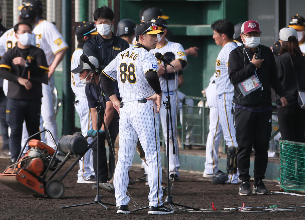 阪神対日本ハム　試合後の場内インタビューでファンに向かって話す矢野監督（撮影・上山淳一）