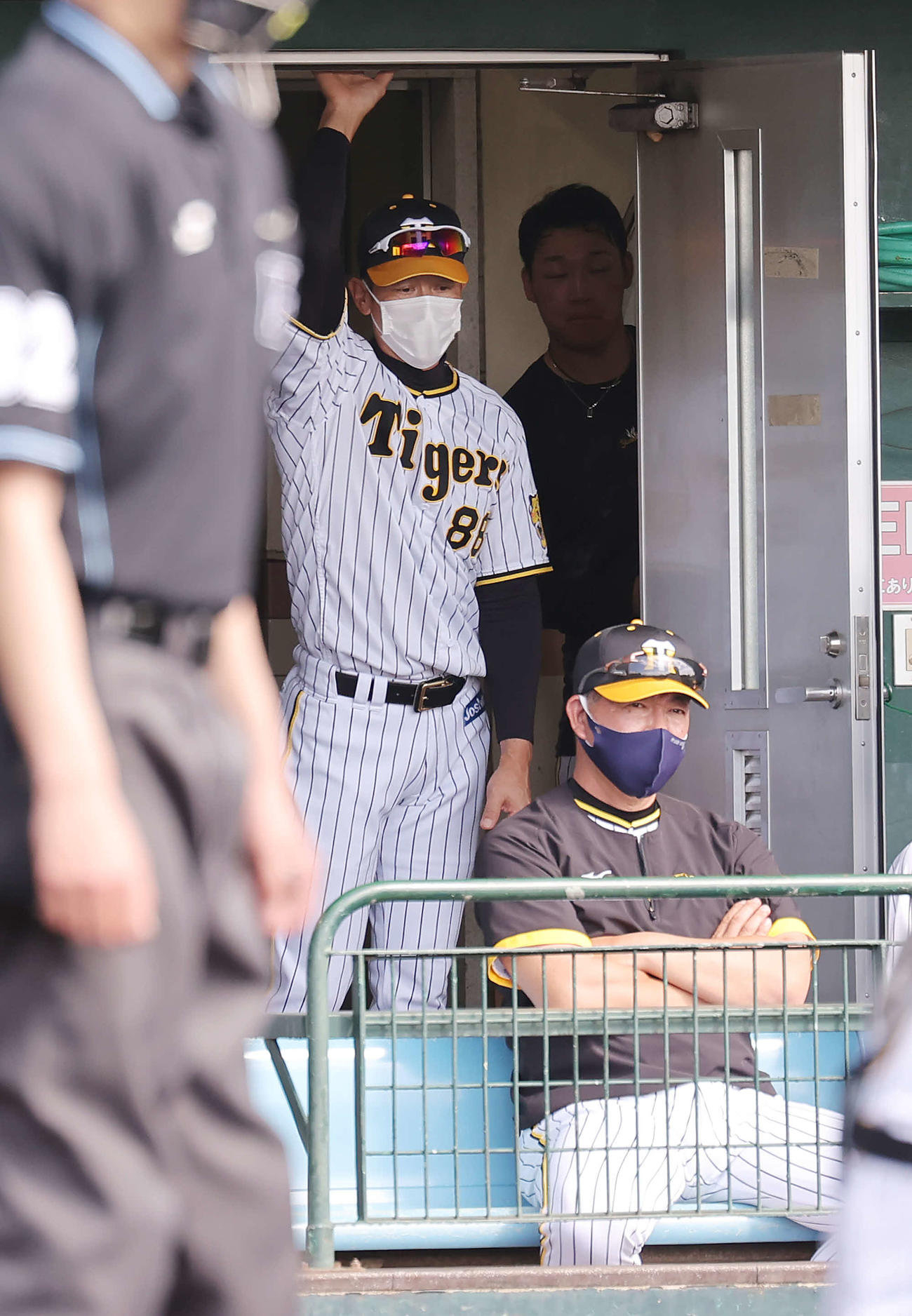 練習試合　阪神対日本ハム　ベンチでうつむく矢野監督（撮影・河野匠）