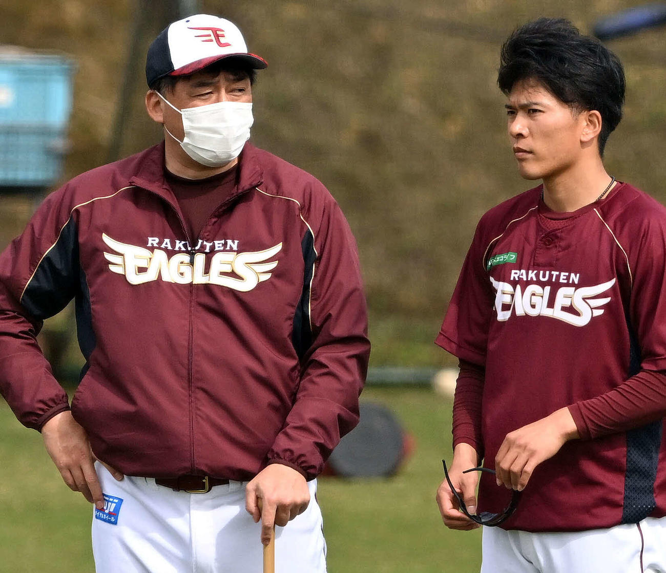 練習中に早川（右）と話す石井GM兼監督（撮影・滝沢徹郎）