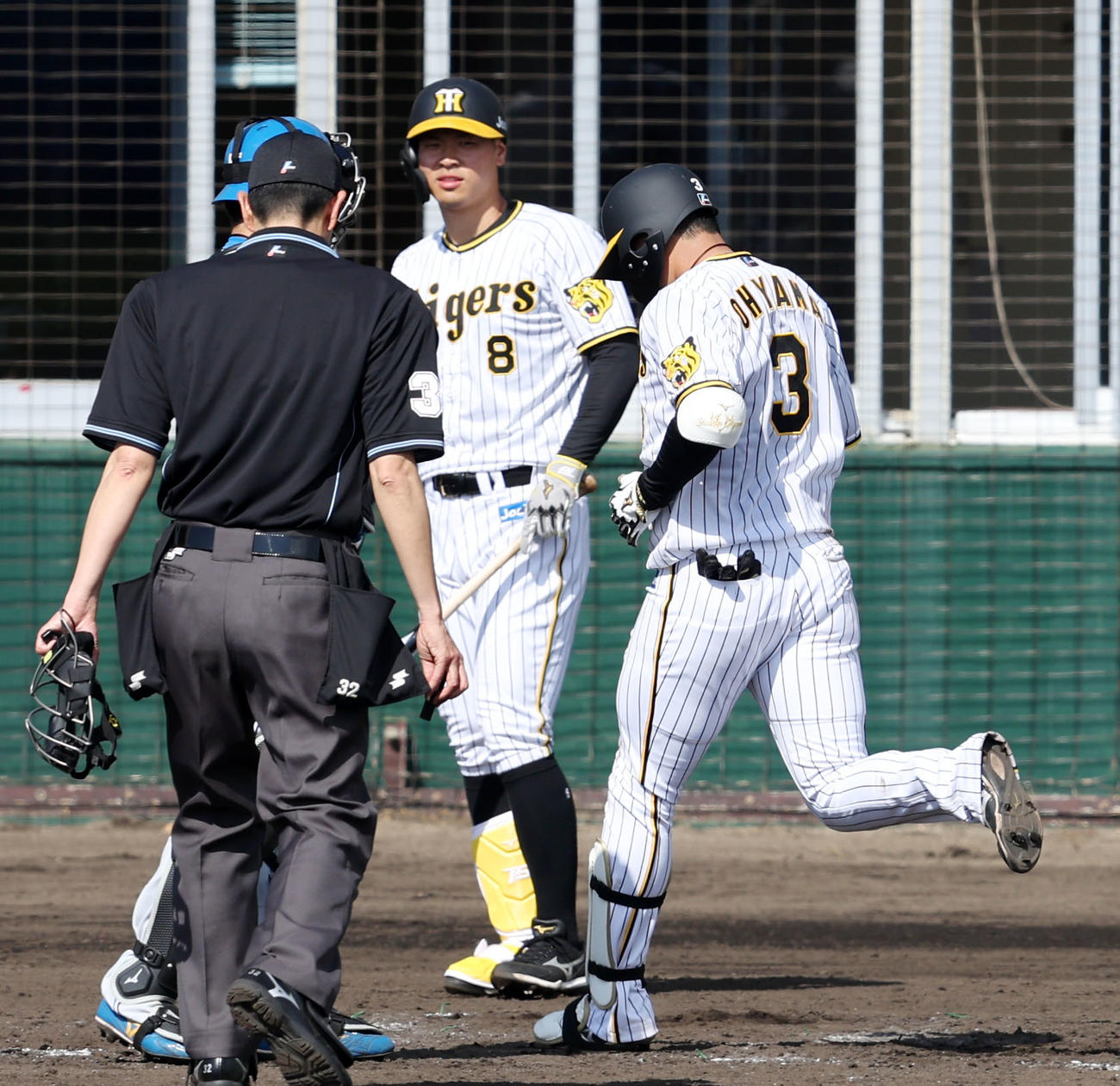 阪神対日本ハム　3回裏阪神2死、次打者佐藤輝は左越え本塁打を放った大山を本塁で迎える（撮影・加藤哉）