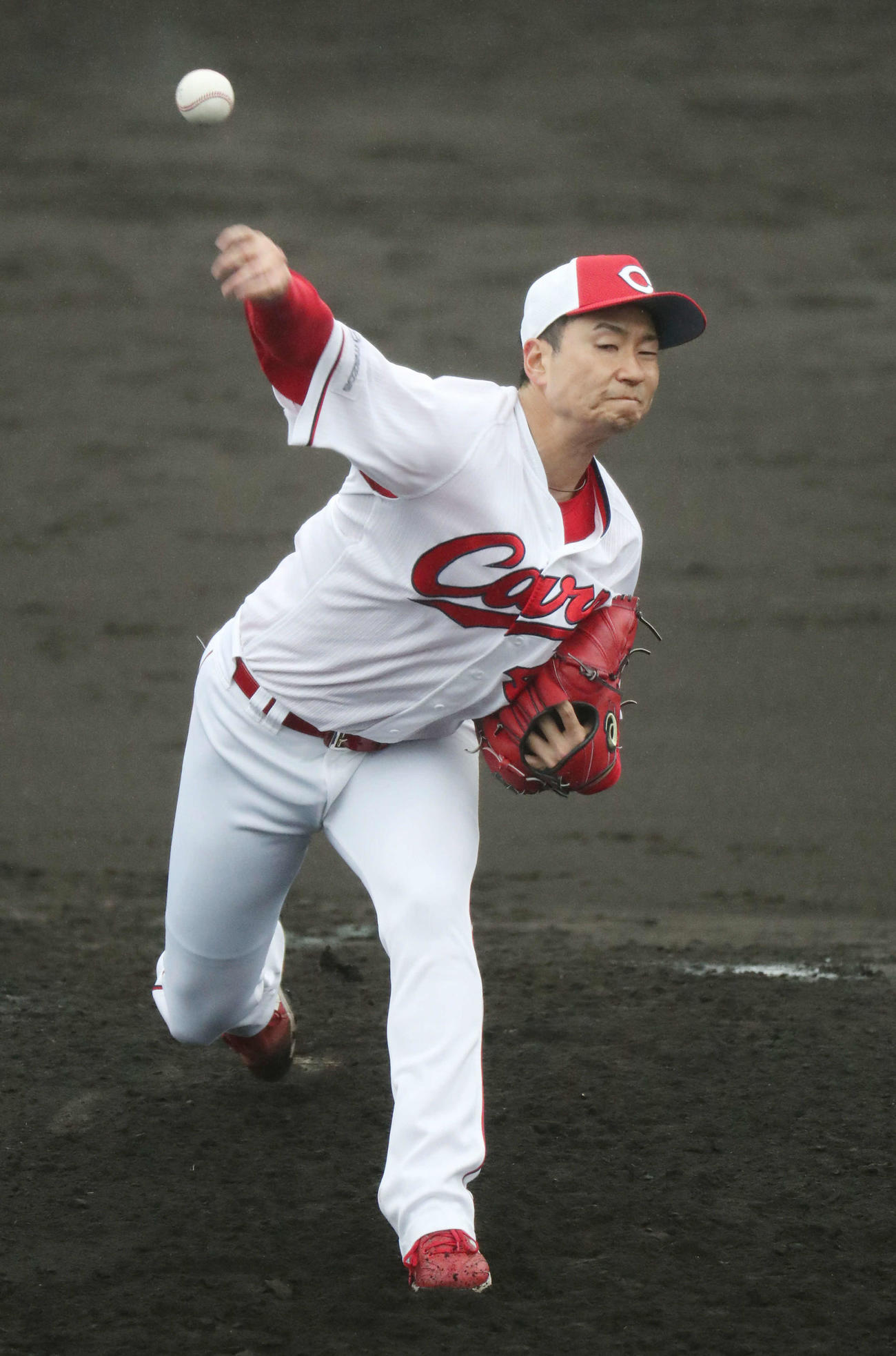 シート打撃で投げる広島島内