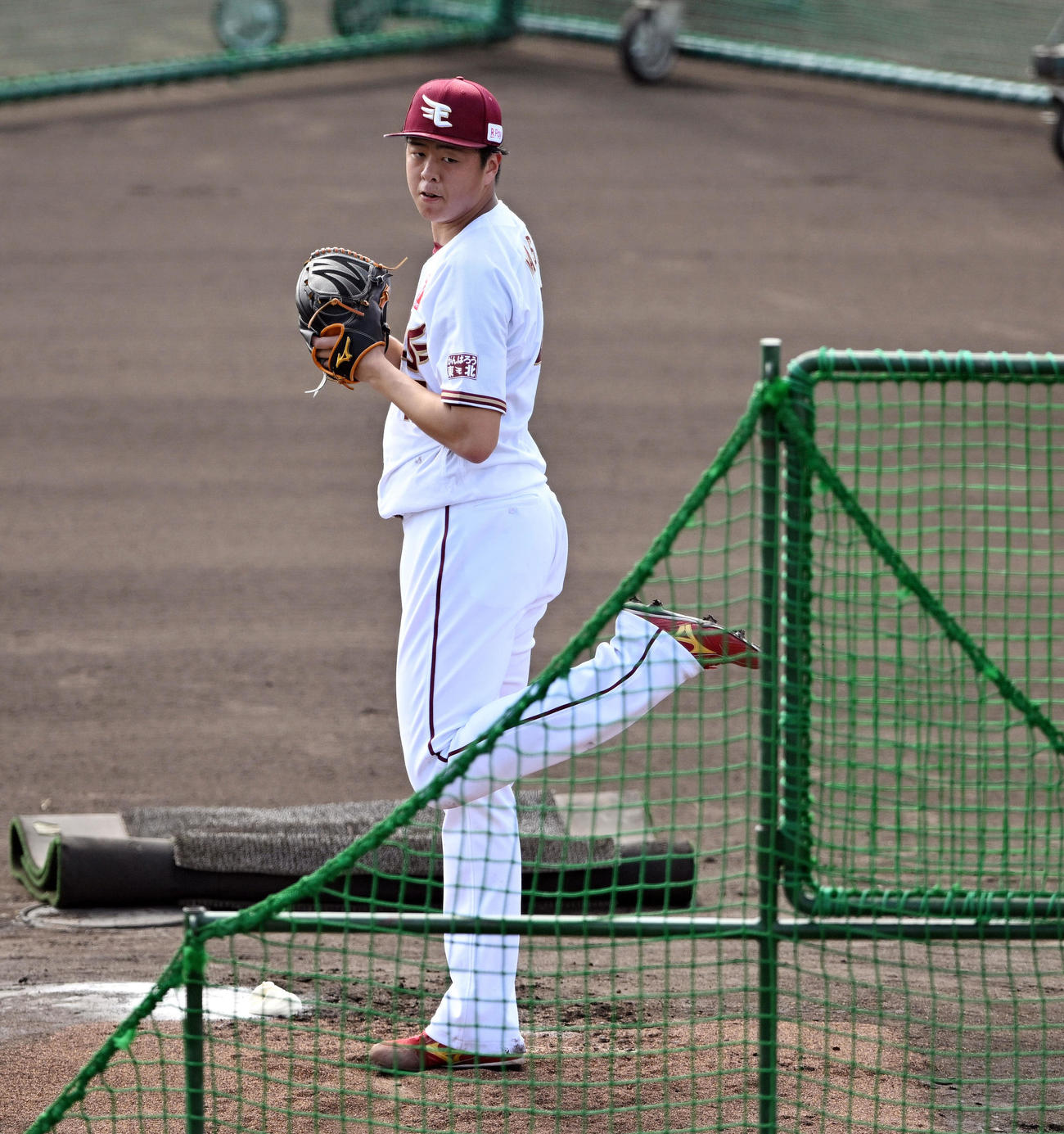 フリー打撃の打撃投手で左足を上げる独特のフォームで投球する松井友（撮影・滝沢徹郎）