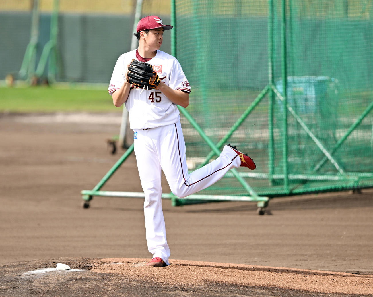 フリー打撃の打撃投手で左足を上げる独特のフォームで投球する松井友（撮影・滝沢徹郎）