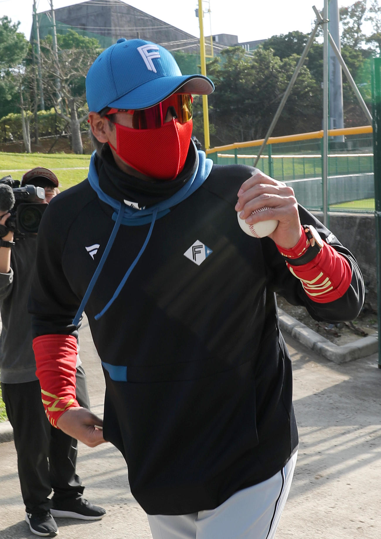 練習試合・阪神対日本ハム　阪神対日本ハム　阪神に勝利した日本ハム新庄監督は対外試合初勝利のウイニングボールを手に引き揚げる（撮影・上山淳一）