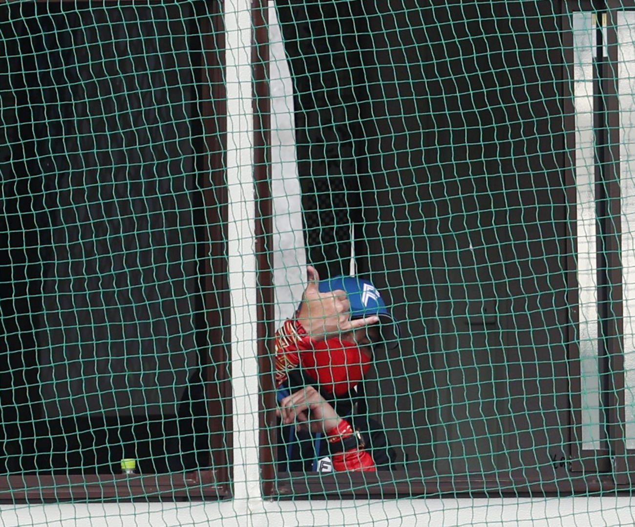 阪神対日本ハム　1回表日本ハム2死満塁、今川が左前適時打を放ち選手控え室からポーズを決める新庄監督（撮影・加藤哉）