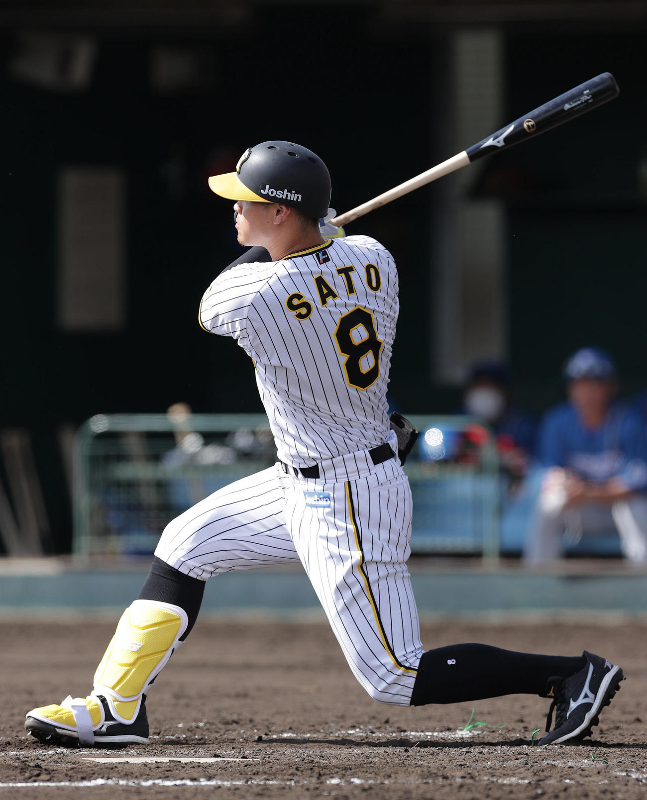 阪神対日本ハム　3回裏阪神2死、右翼線に二塁打を放つ佐藤輝（撮影・前田充）