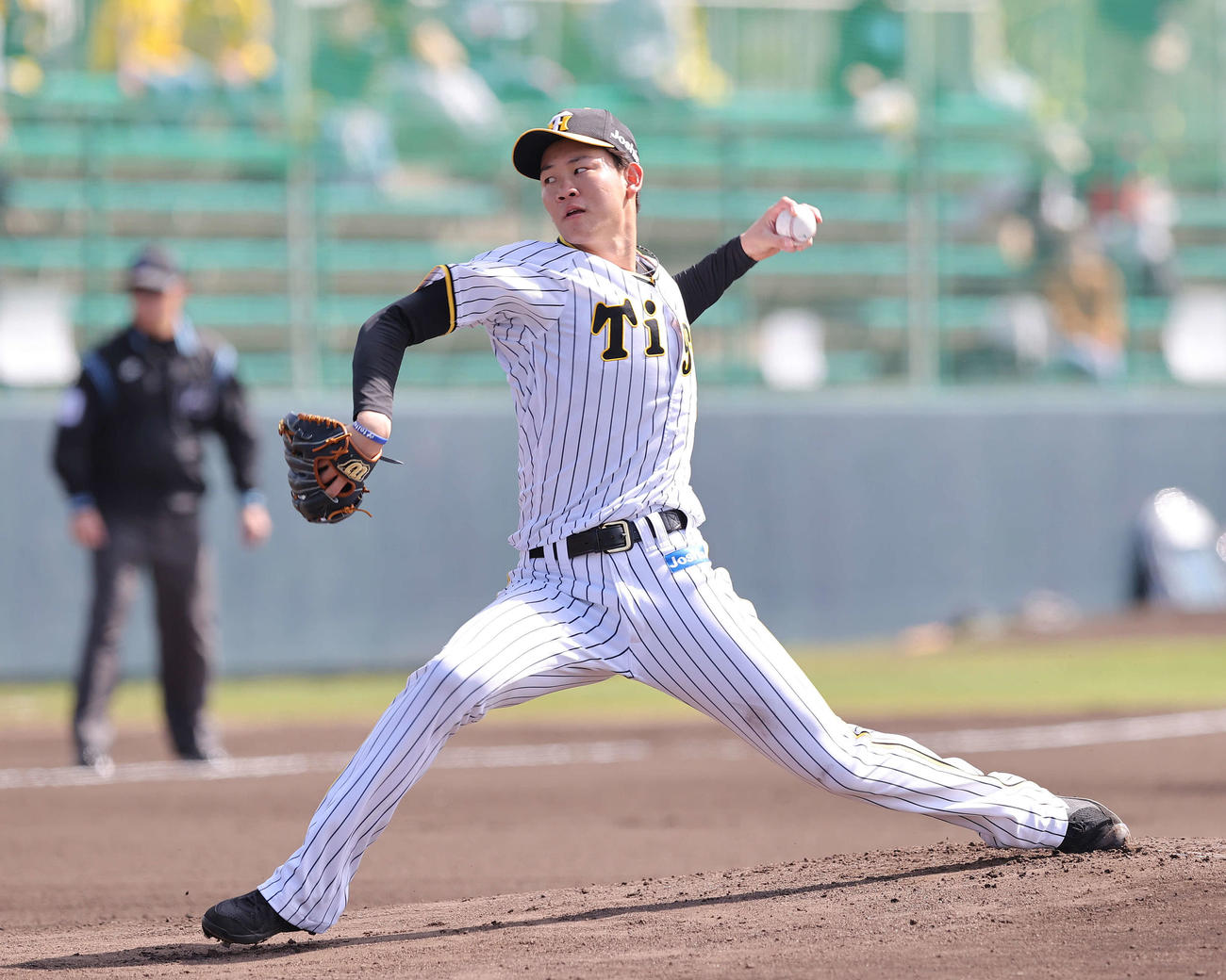 練習試合　阪神対日本ハム　力投する阪神先発の及川（撮影・河野匠）