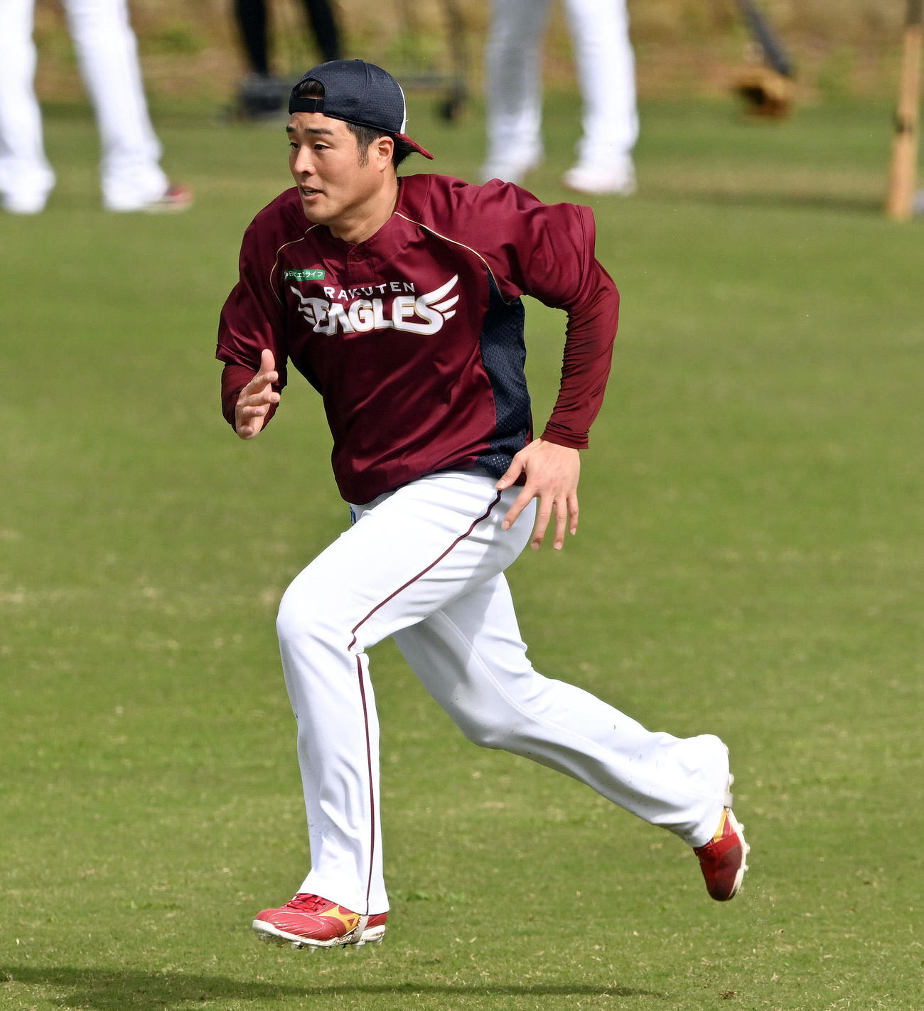 ダッシュする楽天滝中（撮影・滝沢徹郎）