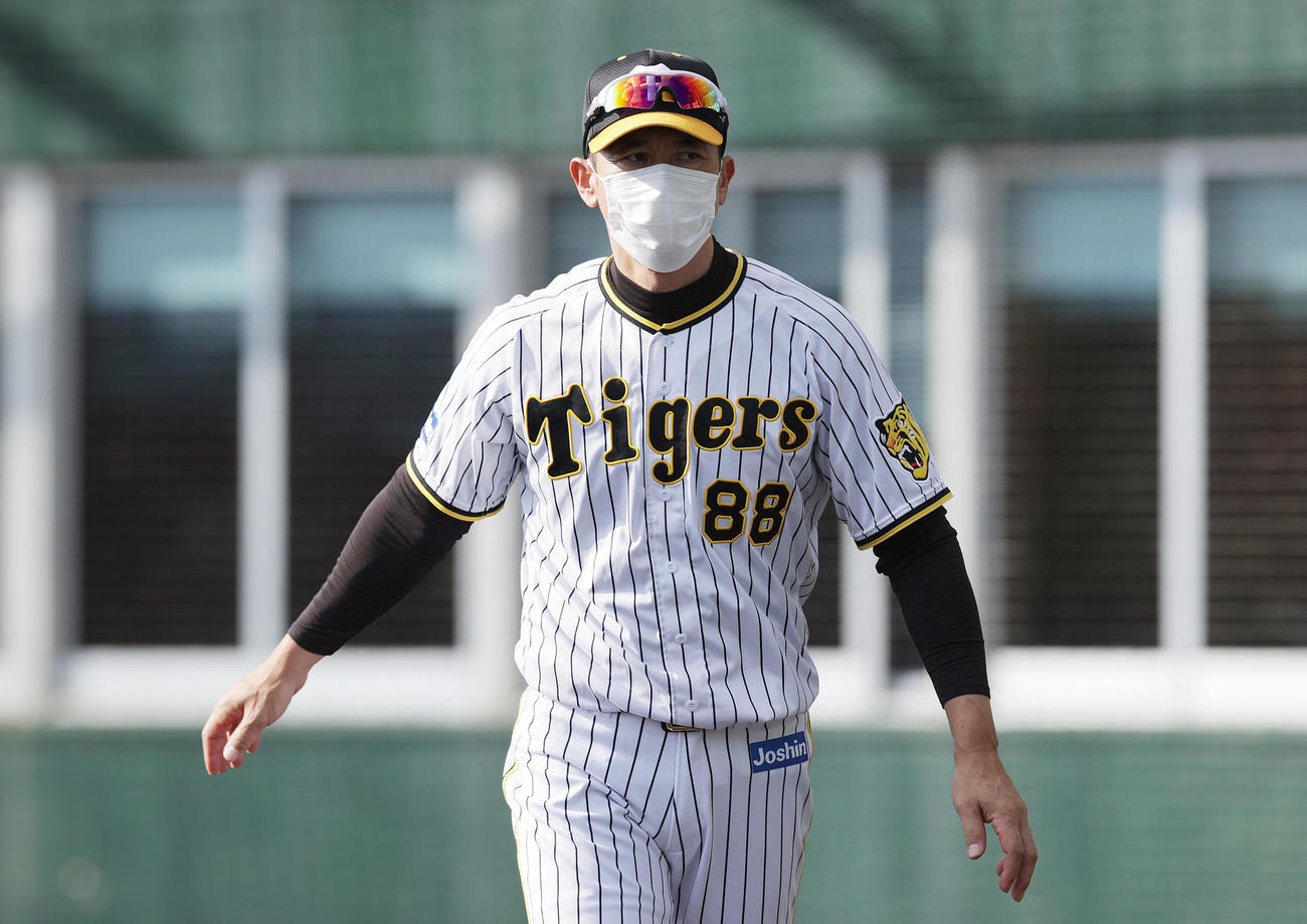 8回、選手交代を告げベンチへ戻る阪神矢野監督（撮影・前田充）
