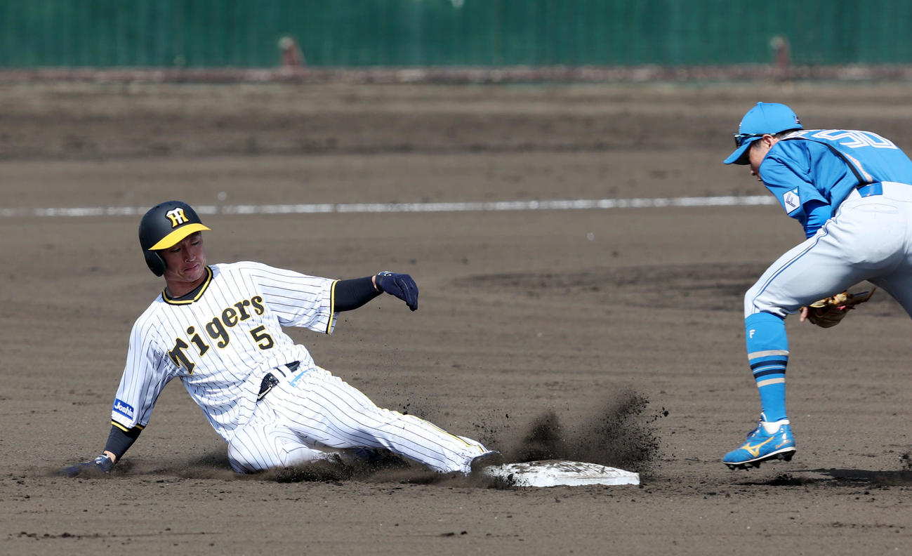 阪神対日本ハム　1回裏阪神無死一塁、一塁走者近本は打者木浪のとき二塁盗塁を決める（撮影・加藤哉）