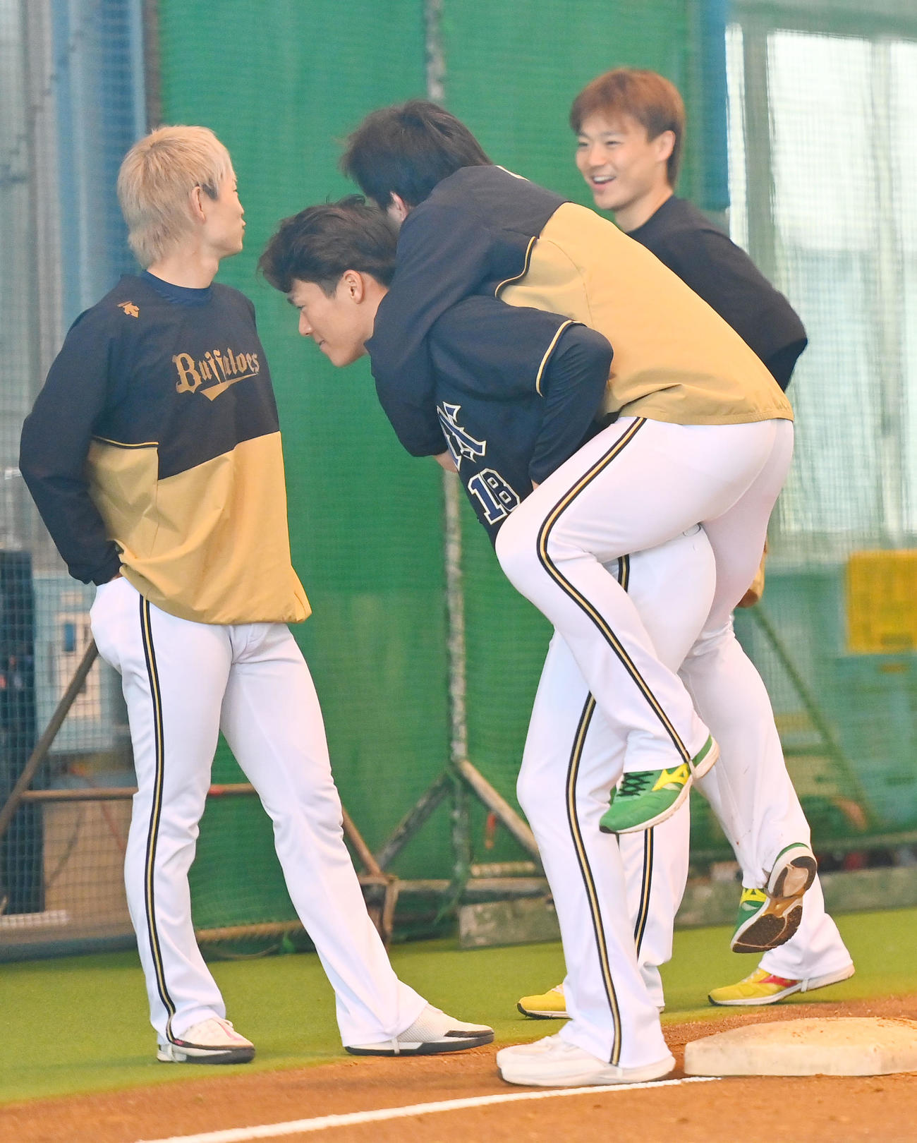 練習中、山本の背中に乗っかる宮城、左は山岡、右は山崎颯（撮影・和賀正仁）
