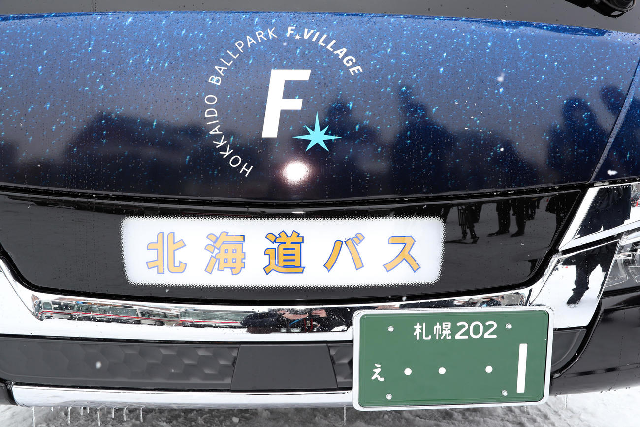 新庄監督の背番号「1」を意識した「Fビレッジクルーザー」のナンバー（撮影・佐藤翔太）