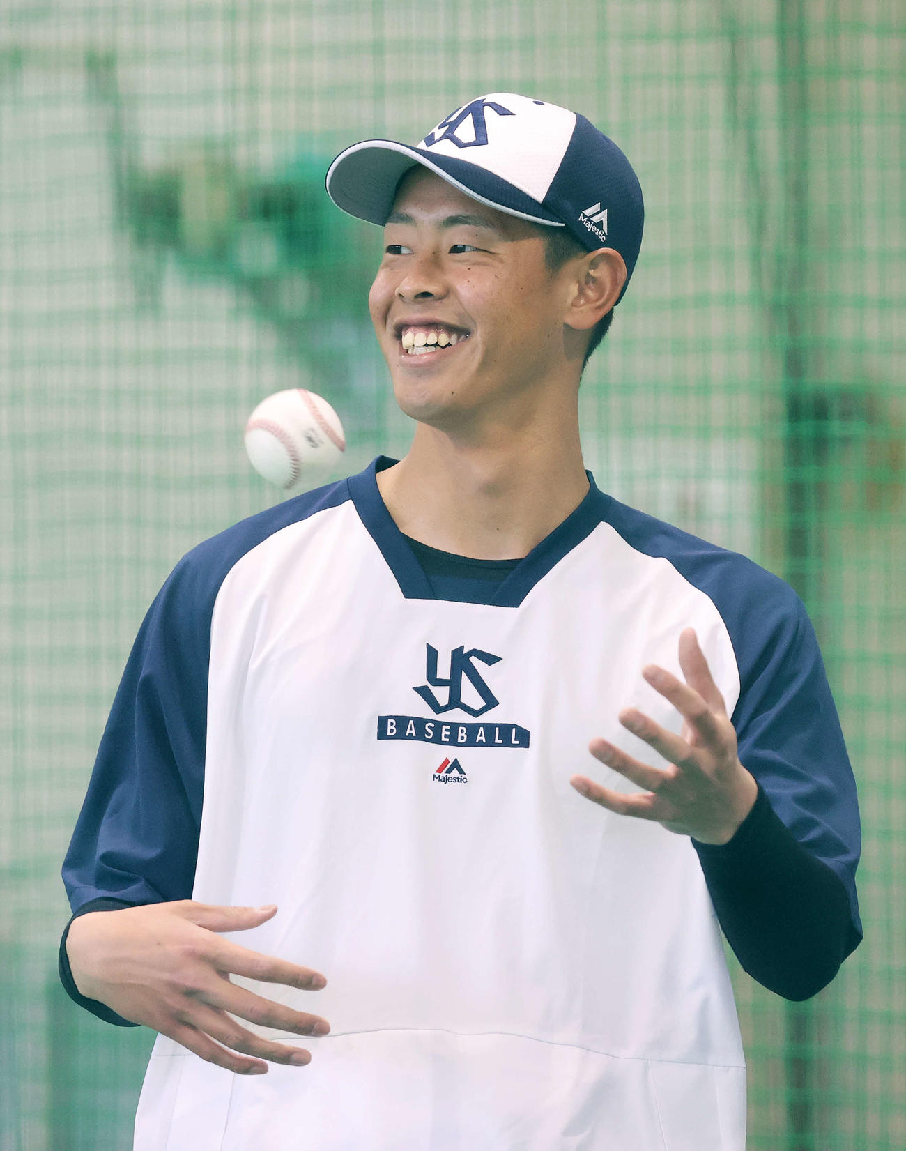 22年2月8日、笑顔を見せるヤクルト丸山翔大（撮影・鈴木正人）