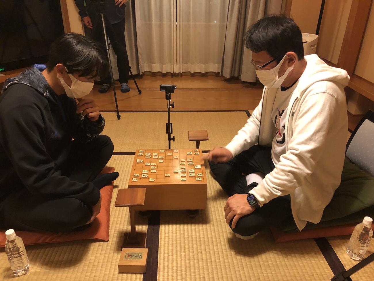ヤクルトの臨時コーチを務める古田氏（右）は、東大出身左腕の宮台と将棋対決を行った（球団提供）