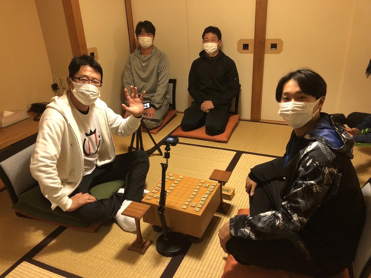ヤクルトの臨時コーチを務める古田氏（左）は、東大出身左腕の宮台（右）と将棋対決を行った。後方左は木谷、同右は山崎（球団提供）
