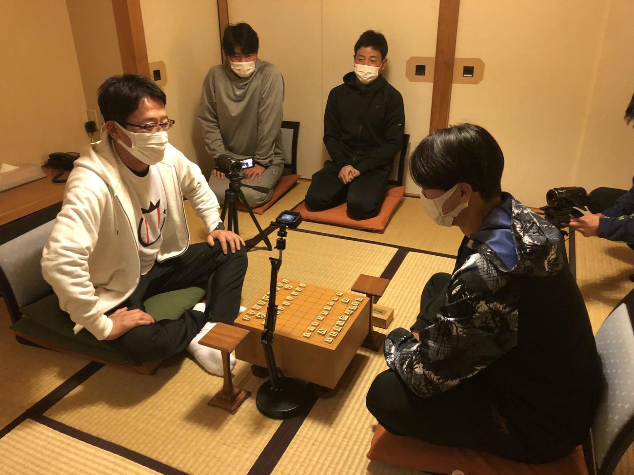 ヤクルトの臨時コーチを務める古田氏（左）は、東大出身左腕の宮台（右）と将棋対決を行った。後方左は木谷、同右は山崎（球団提供）