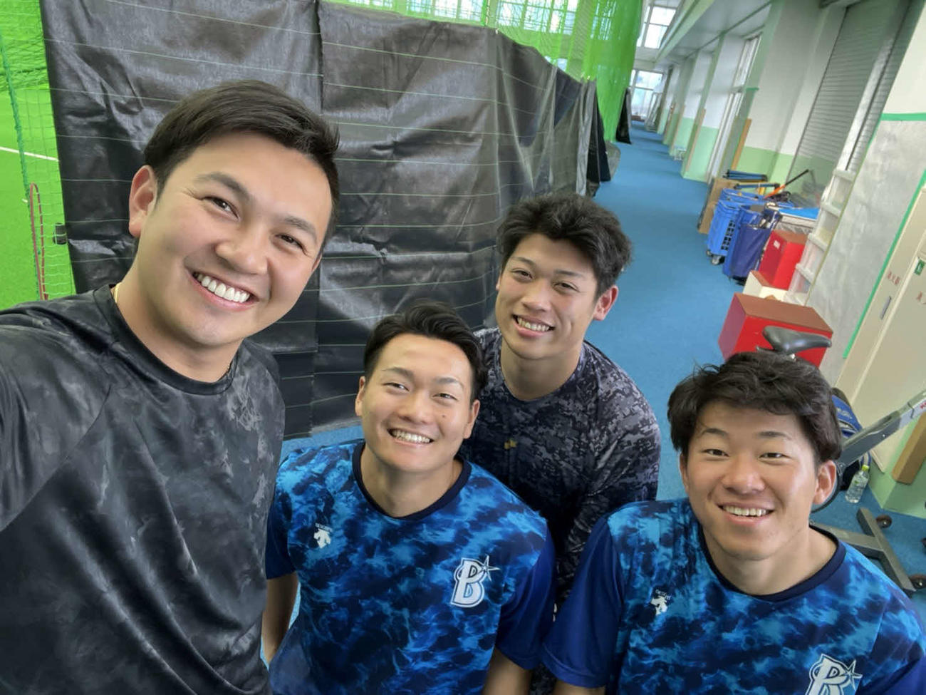 DeNA山崎と笑顔で写真に納まる左から三浦、小園、徳山のルーキー3投手（本人提供）
