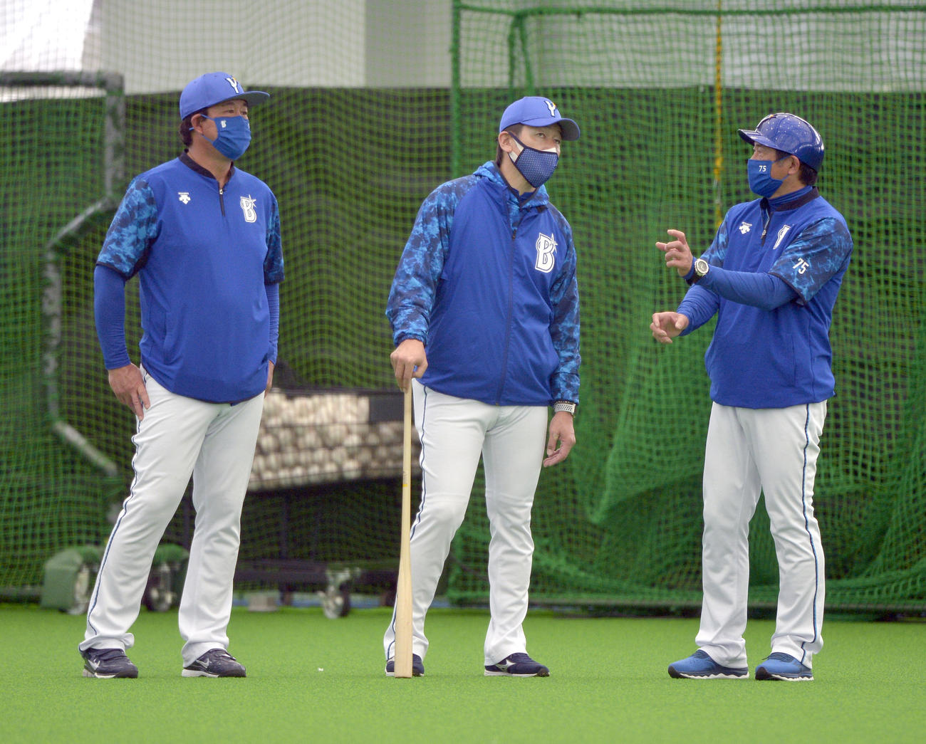 左からDeNA鈴木尚典打撃コーチ、三浦大輔監督、石井琢朗野手総合コーチ（2022年2月8日撮影）