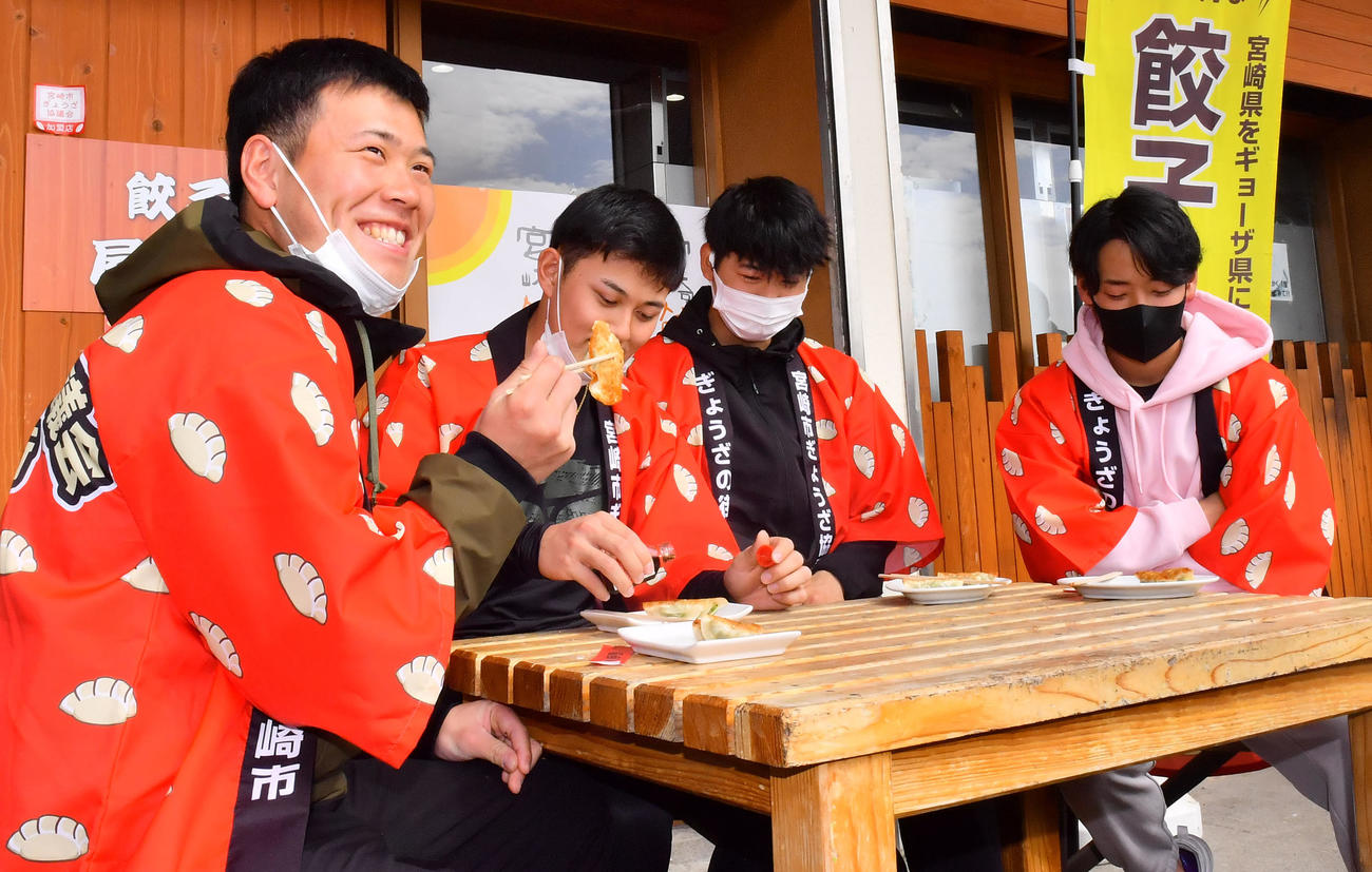 焼き上がったギョーザを披露する左からオリックス福永、野口、椋木、渡部（撮影・和賀正仁）