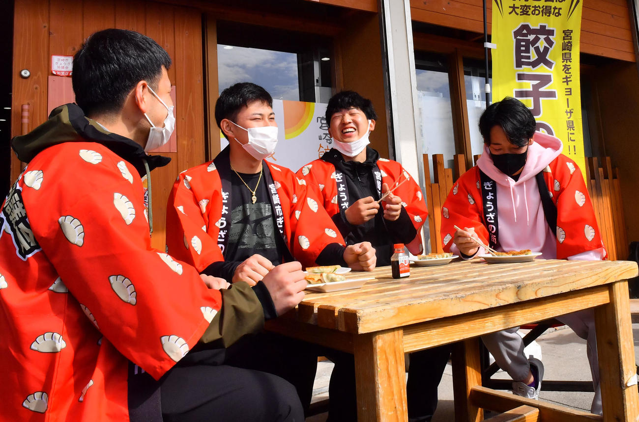 焼き上がったギョーザを披露する左からオリックス福永、野口、椋木、渡部（撮影・和賀正仁）
