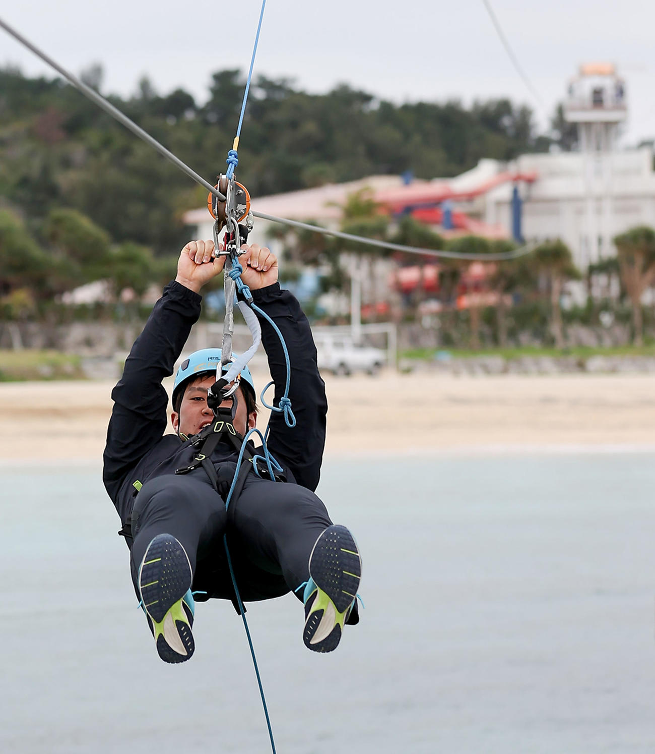 宿泊先ホテルのアクティビティを体験する桐敷（撮影・上山淳一）
