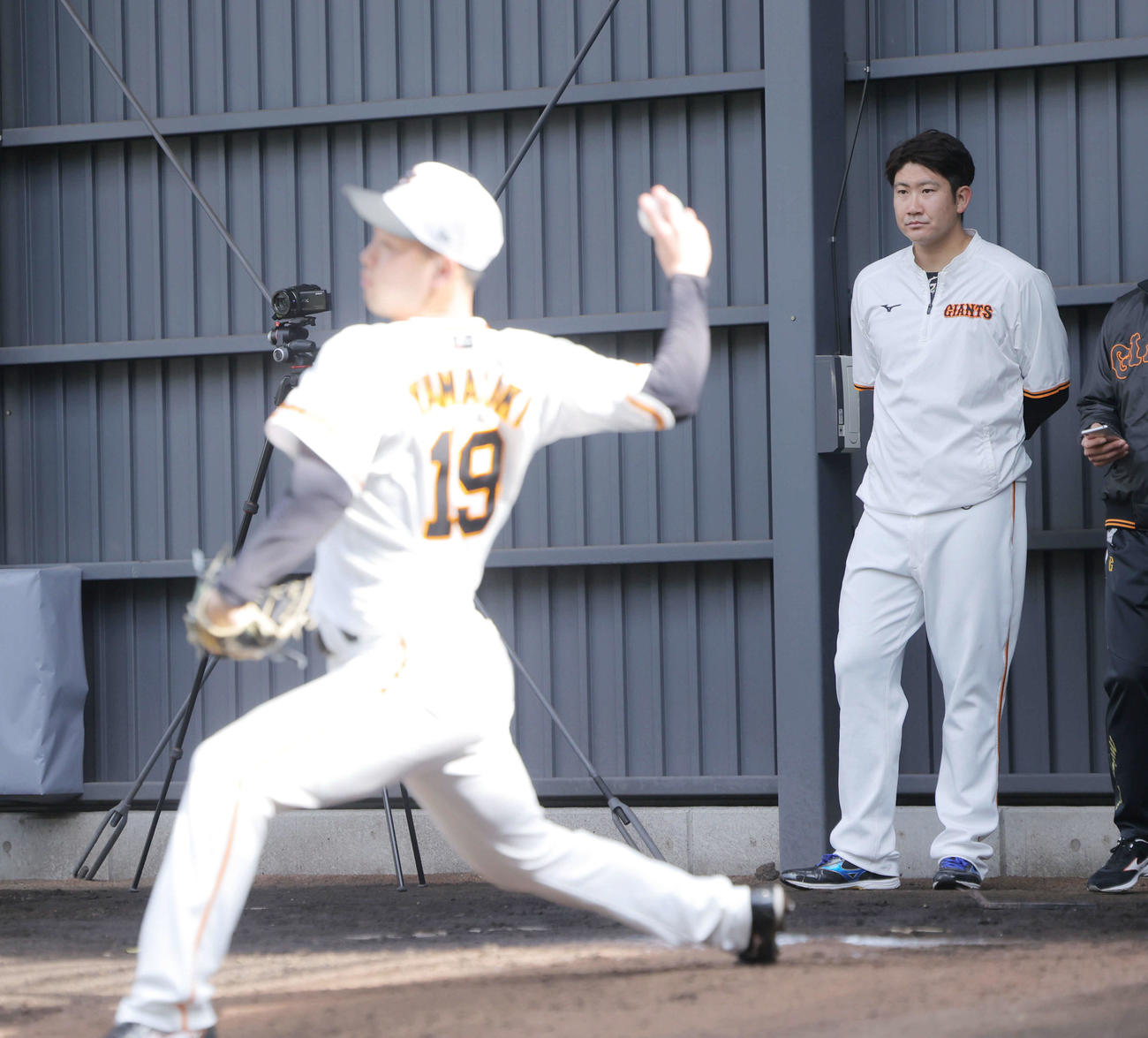 ブルペンで投げる選手を見る巨人菅野（撮影・河田真司）