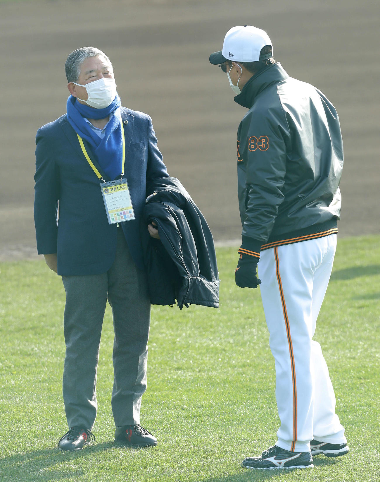 徳光氏（左）と言葉を交わす原監督（撮影・河田真司）