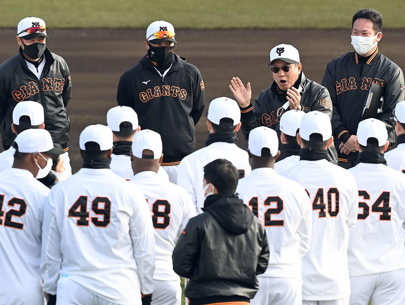 「さぁ、行こう！」第3クール初日、選手を鼓舞する巨人原監督（撮影・たえ見朱実）