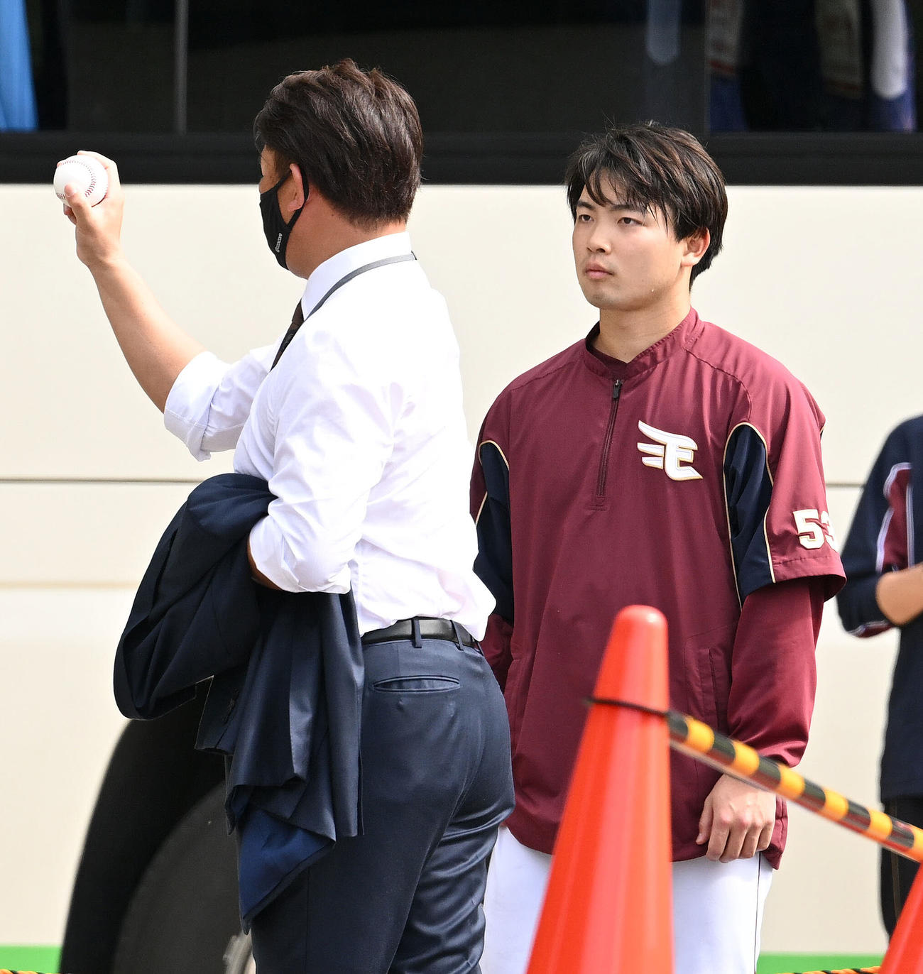 キャンプを訪れた松坂氏（左）から握りを教えてもらう楽天高田萌（撮影・滝沢徹郎）