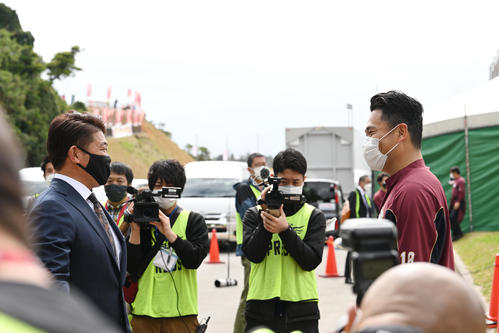 キャンプを訪れた松坂氏（左）と話す楽天田中将（撮影・滝沢徹郎）