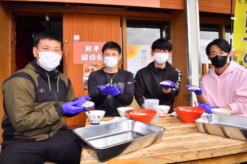 餃子作りを体験する左からオリックス福永、野口、椋木、渡部（撮影・和賀正仁）