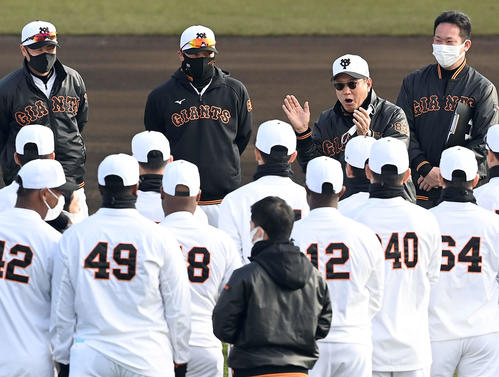 「さぁ、行こう！」第3クール初日、選手を鼓舞する巨人原監督（撮影・たえ見朱実）